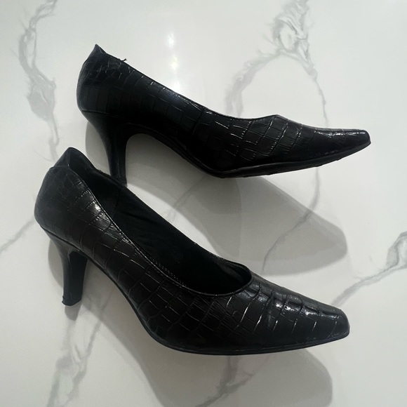 Life Stride Black Vegan Croc Embossed 3” Pumps Women’s size 8 - Picture 2 of 6